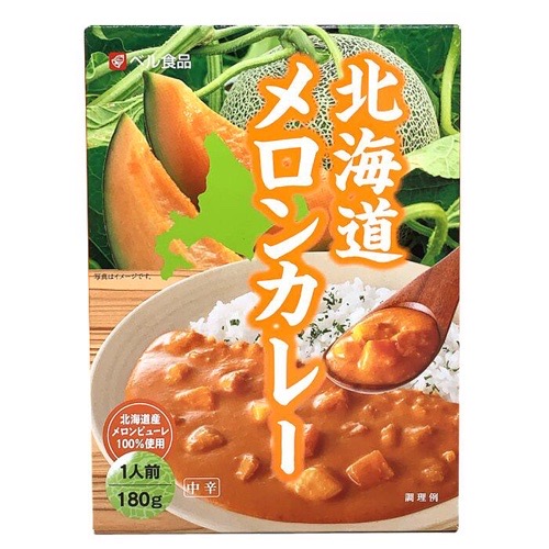 ベル食品から販売されている北海道メロンカレーの商品写真。コメントには北海道産メロンピューレ100％使用と書かれている