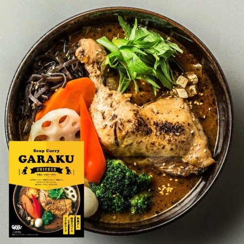 通販ショップの北海道物産で販売しているGARAKU社の札幌スープカレーチキンの商品写真です。写真には器に盛り付けられたスープカレーチキンと商品の包装箱が写っている。
