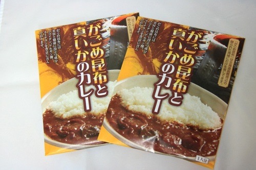 たかせ商店から販売されている北海道函館がごめ昆布と真いかのカレーの商品写真。